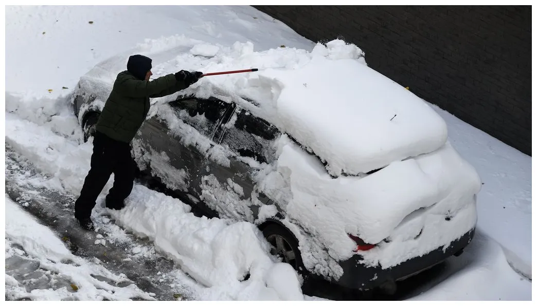 Doden en stroomuitval door zware sneeuwval in oost-europa