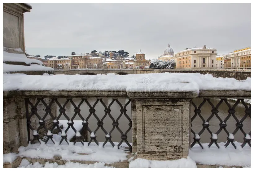 Zeldzame sneeuwval in rome. stock foto of bruggen, voorbij