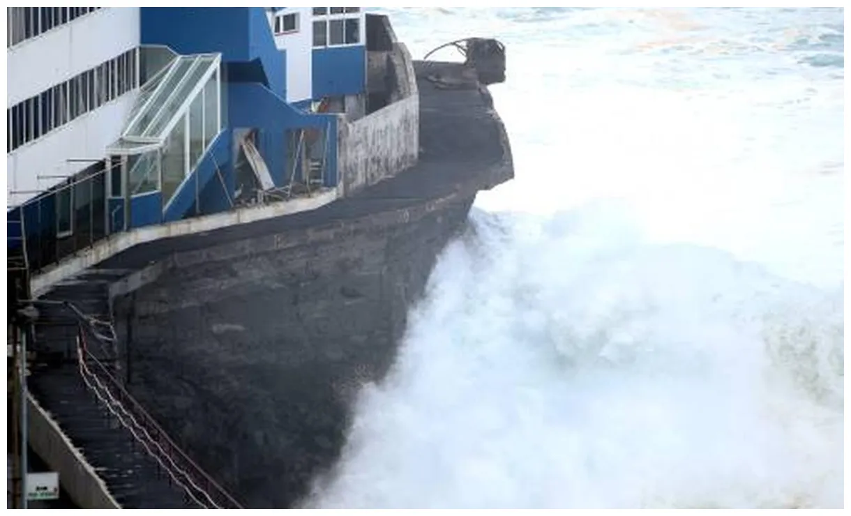 Hoge golven slaan balkons flats Tenerife weg - Dagblad van het Noorden