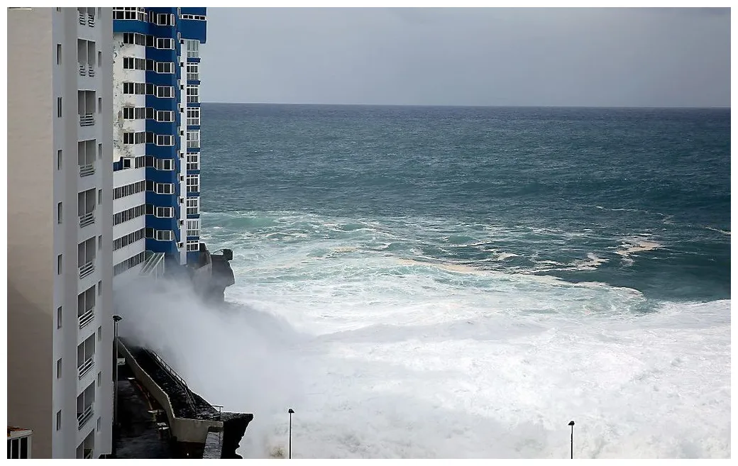 Hoge golven slaan balkons flats Tenerife weg