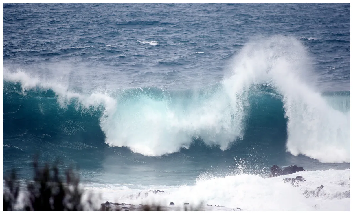 Hoge golven slaan balkons flats Tenerife weg | Foto | AD.nl