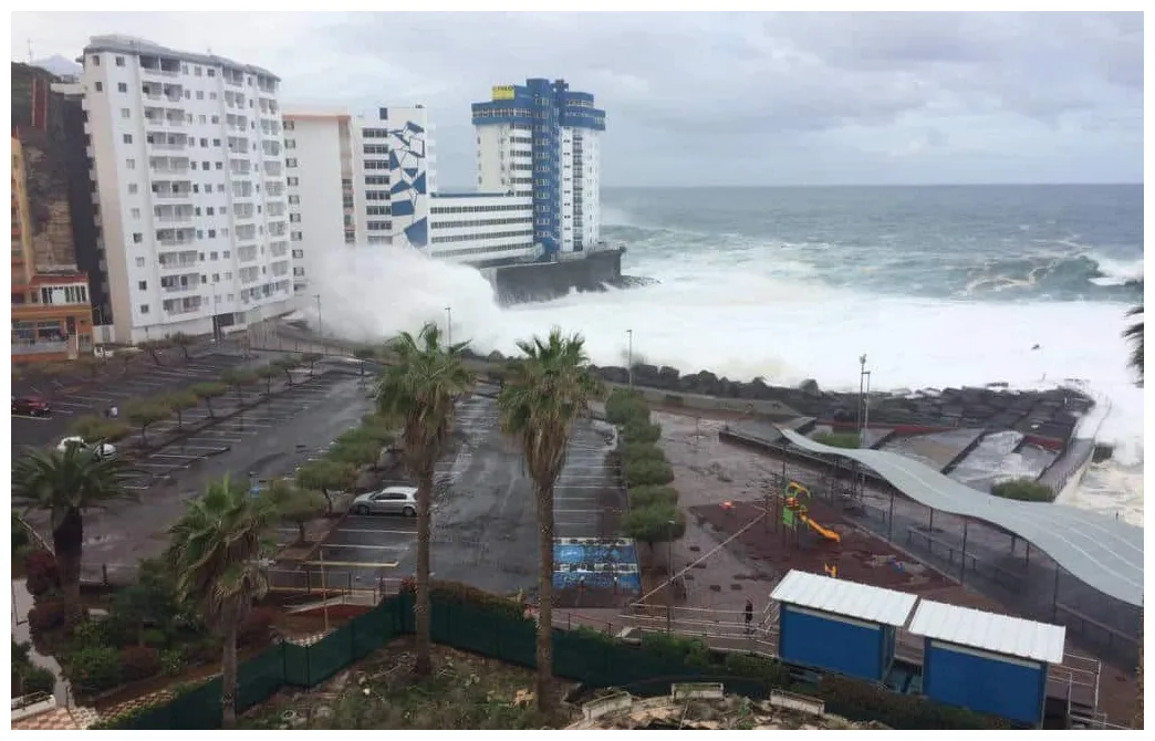 Hoge golven zorgen voor ontruiming flatgebouw Tenerife (video)
