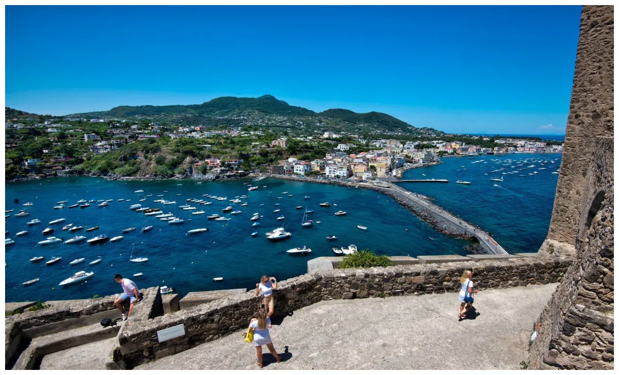 Il castello e una cena d’arte al «monastero», storia e sapori ischia