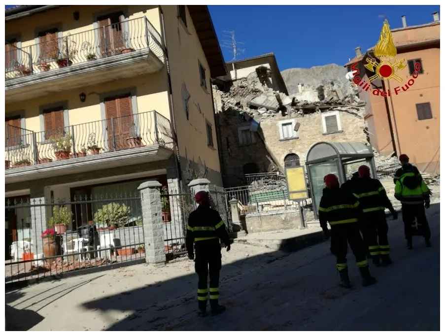 Foto terremoto, vdf di avellino mettono in salvo un anziano