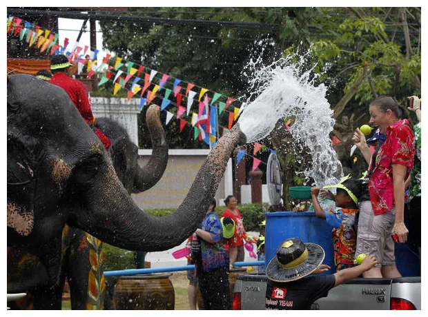 Du lịch Thái Lan tháng 4 tham gia Lễ hội té nước Songkran