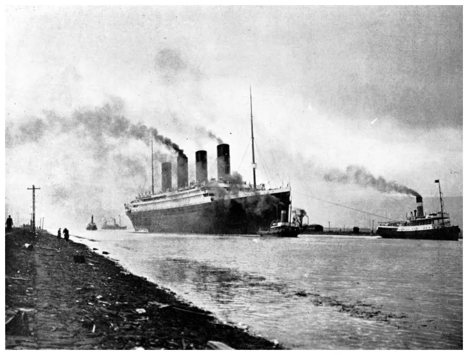 33 rare sinking s taken just before and after it happened