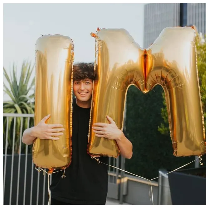 Bio, net worth, height, single, nationality, facts