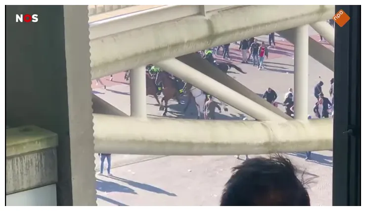 Ajax-hooligans gooien stenen buiten stadion, ME grijpt in : NOS : Free