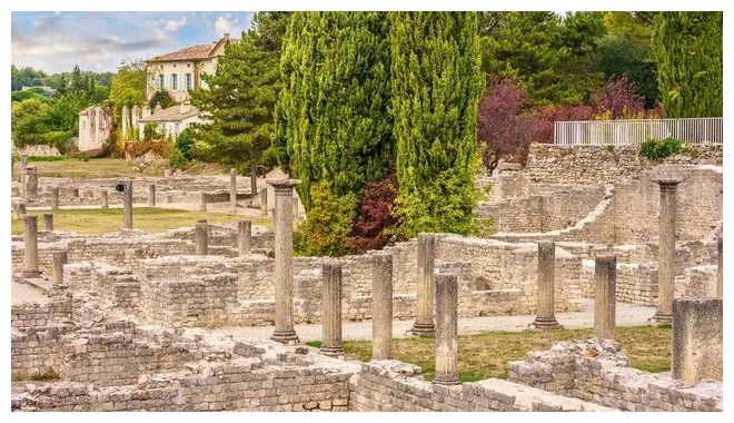 Vaison-La-Romaine Images – Browse 1,030 Stock Photos, Vectors, and