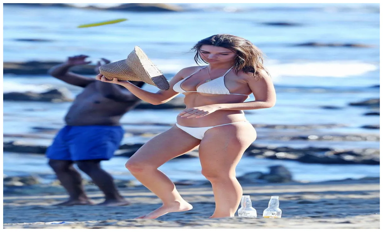 Emily ratajkowski in a bikini beach in miami 08/04/2020 • celebmafia