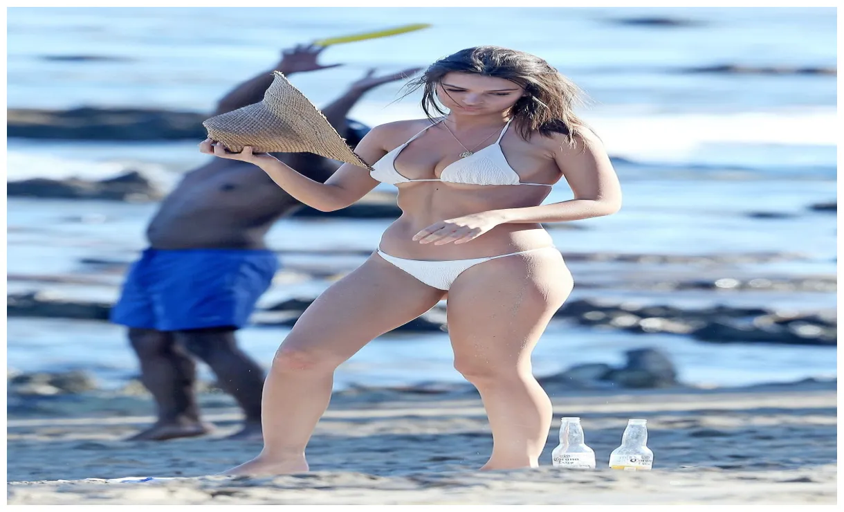 Emily ratajkowski en bikini blanc fin et chapeau en paille