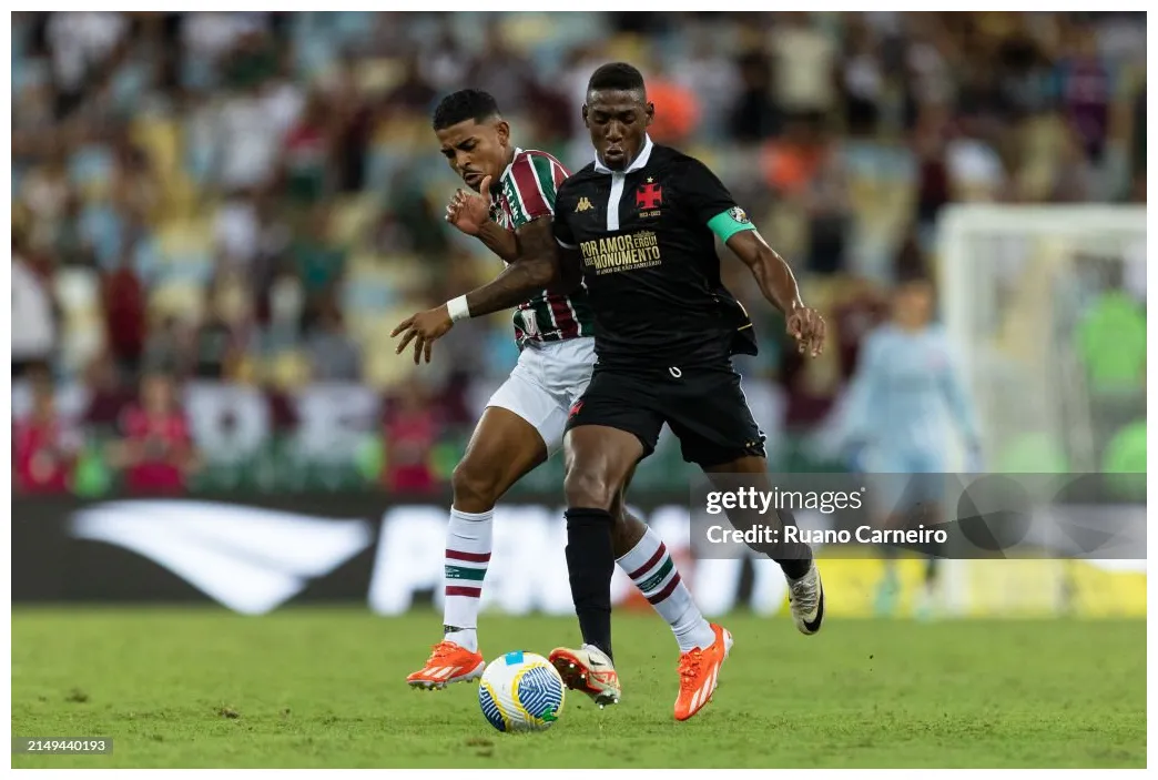 Leo of vasco da gama and john kennedy of fluminense battle for the