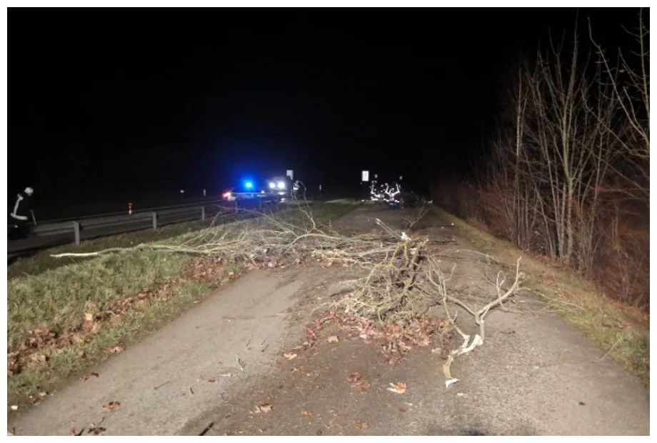 Verkehrsunfall (22.12.2015 | 22:16 Uhr) - FF Pleinfeld - Einsätze
