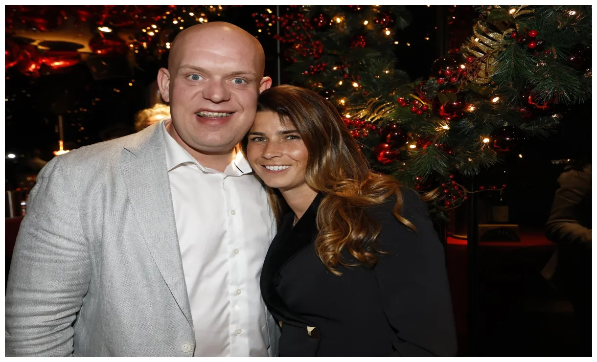 Michael van gerwen betrapt met andere vrouw